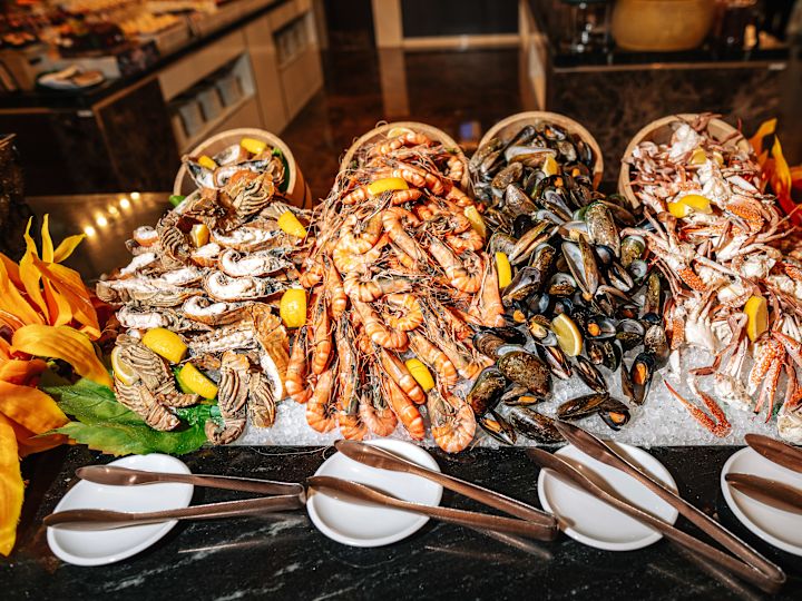 une table avec une sélection de crustacés au restaurant Mowsem