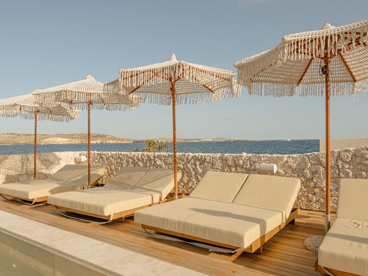 Bekväma loungestolar på ett däck med utsikt över havet