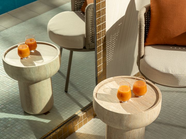 Snímek šťávy na stole vedle venkovního posezení se zrcátkem