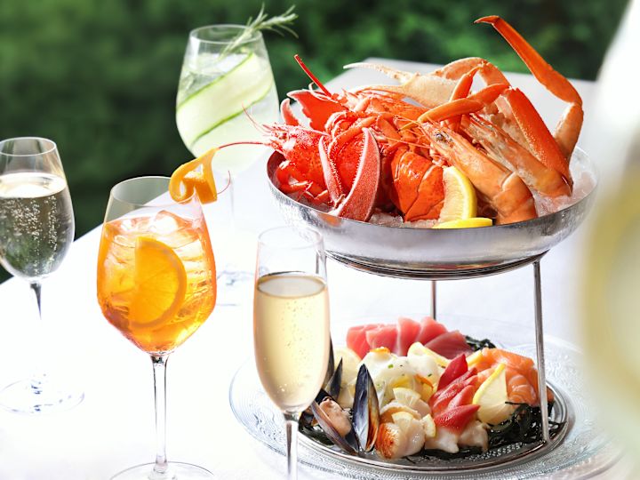 Seafood tiered platter with drinks
