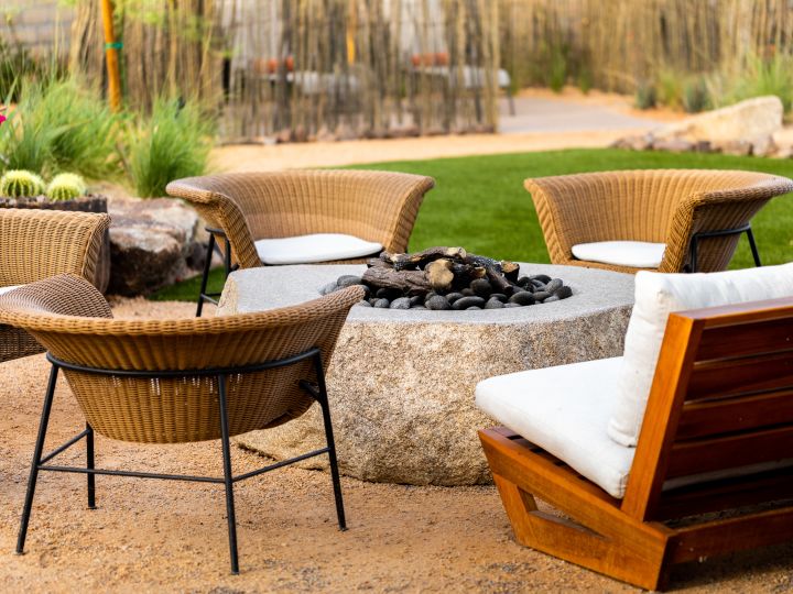 Chimenea al aire libre, con sillas