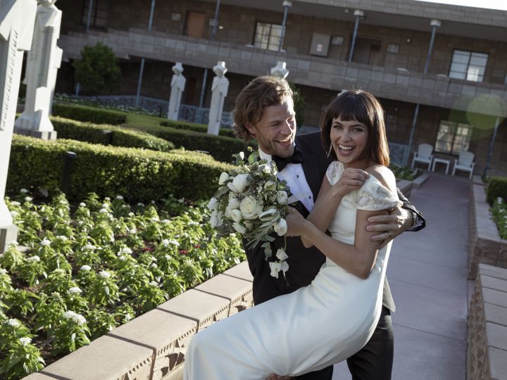 Pont et marié à l'extérieur de l'hôtel