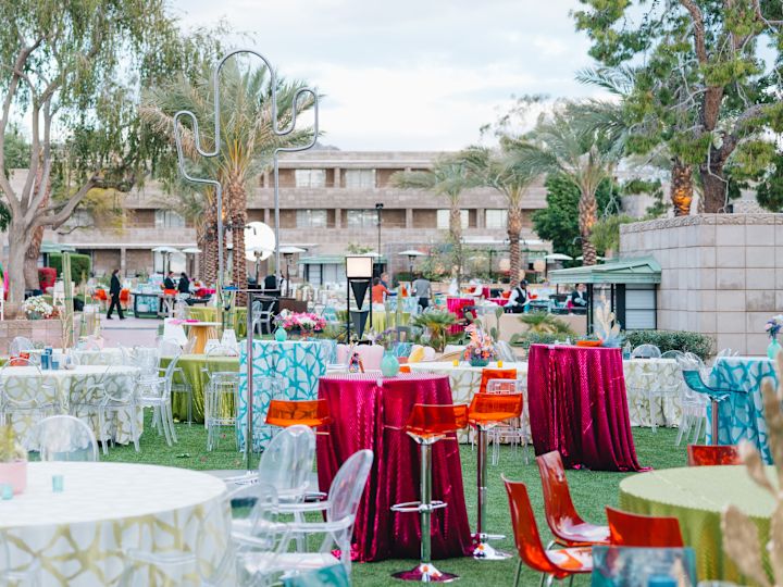 Coin détente extérieur avec tables et chaises