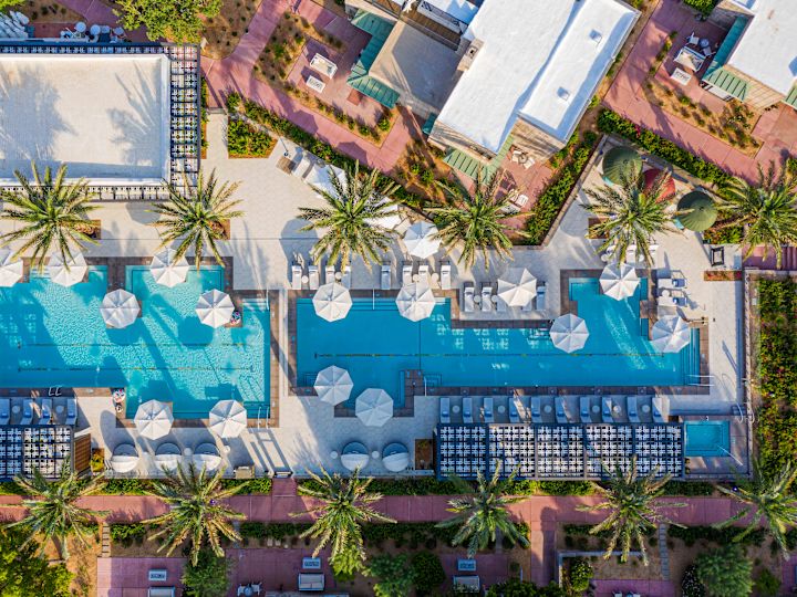 Piscine extérieure depuis le haut