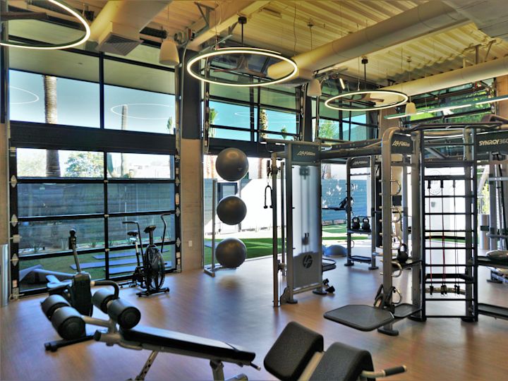 Centrum fitness z ławkami i maszynami do ćwiczeń cardio