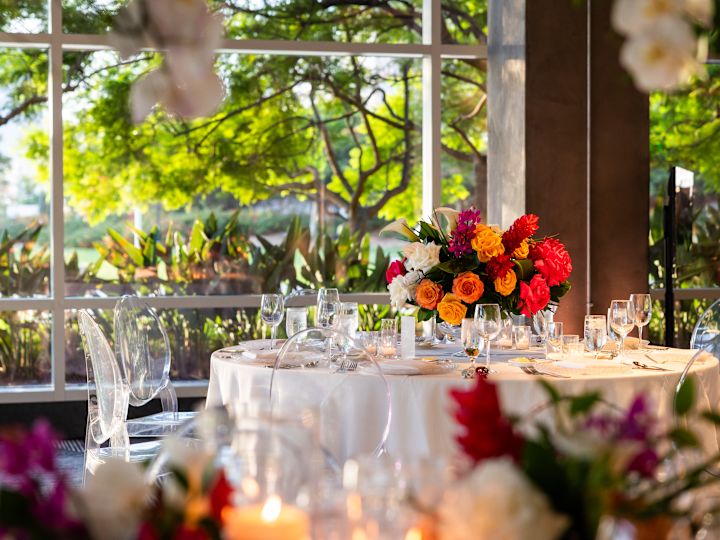 Pengaturan meja formal untuk acara dengan hiasan mawar