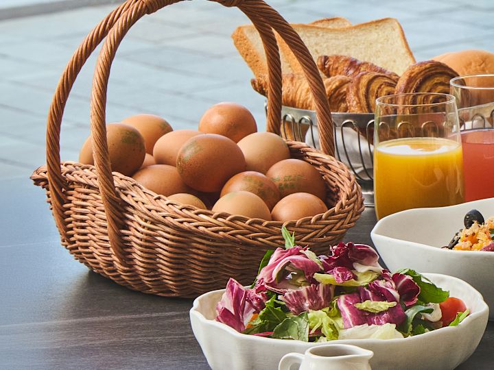 mand met eieren, brood en salades