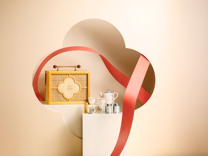 Refrigerios en exhibición, con cinta colocada decorativamente alrededor