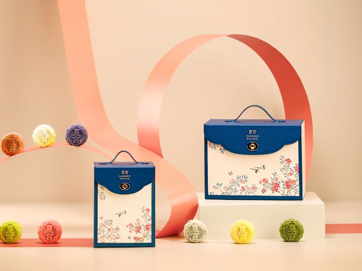 Refrigerios en exhibición, con cinta colocada decorativamente alrededor
