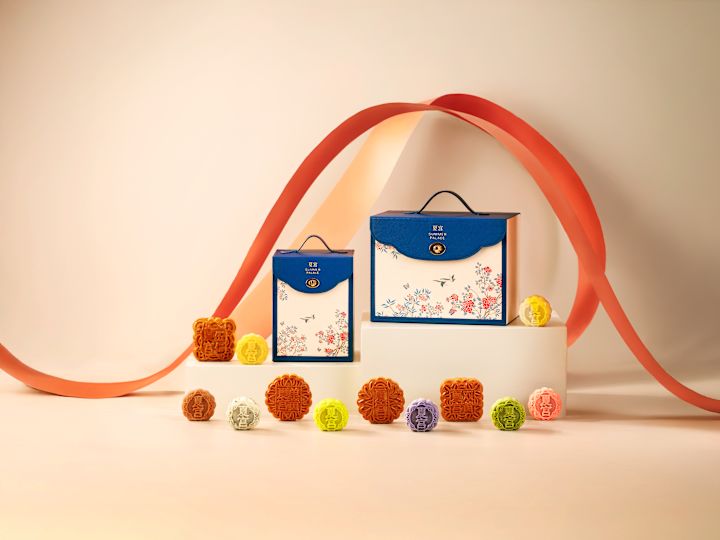 Refrigerios en exhibición, con cinta colocada decorativamente alrededor