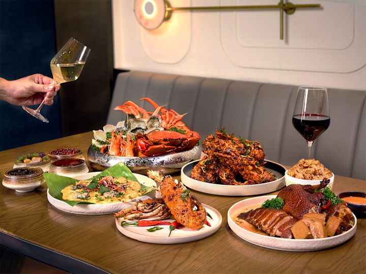 Pengaturan meja properti dengan gelas anggur yang diletakkan dengan tangan