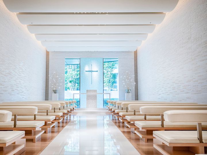 Piqûres et autel dans une chapelle blanche avec de grandes fenêtres