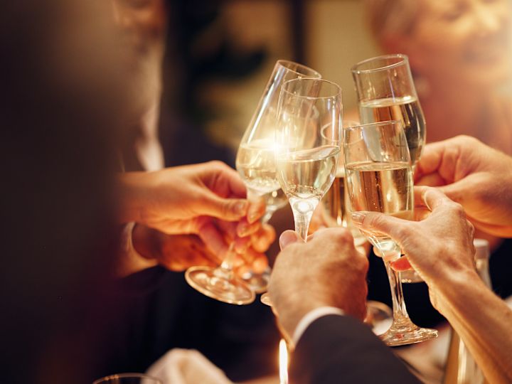 샴페인을 음미하는 고객