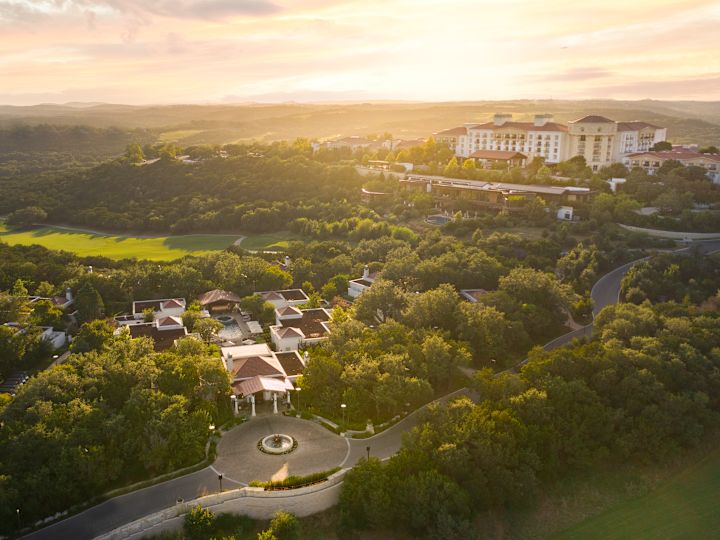 Vista aérea do La Cantera Resort com o sol vindo do horizonte
