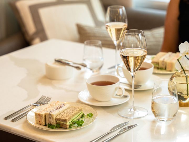 Tè pomeridiano con panini, champagne e tè