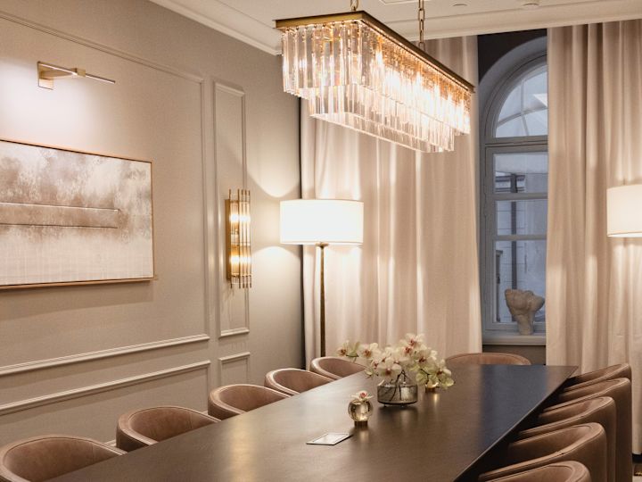 Ruang Makan Lilja dengan meja panjang dikelilingi kursi