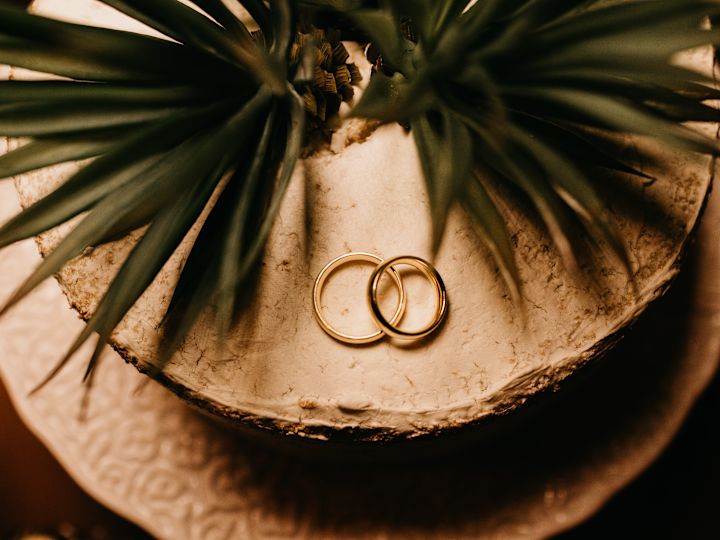 Hochzeitsringe auf Catering-Platte