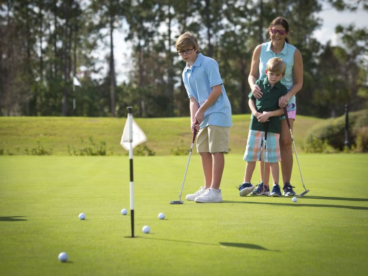 família jogando golfe