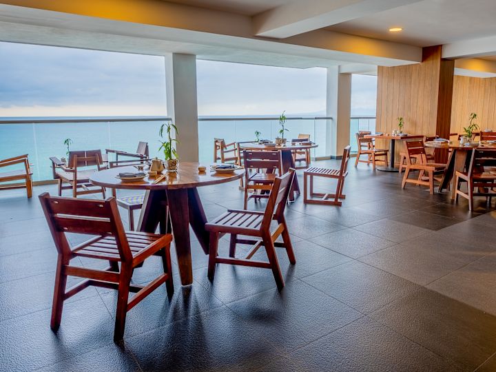 yemek alanında masalar ve sandalyeler