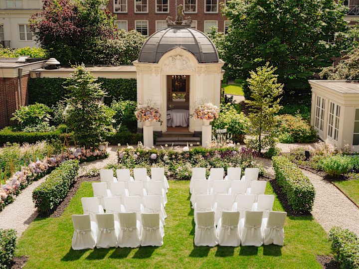 Binnenplaats hotel met bruiloftsopstelling
