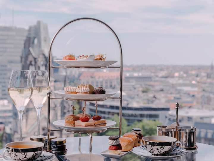 İkindi Çayı, Pastalar ve Şampanya