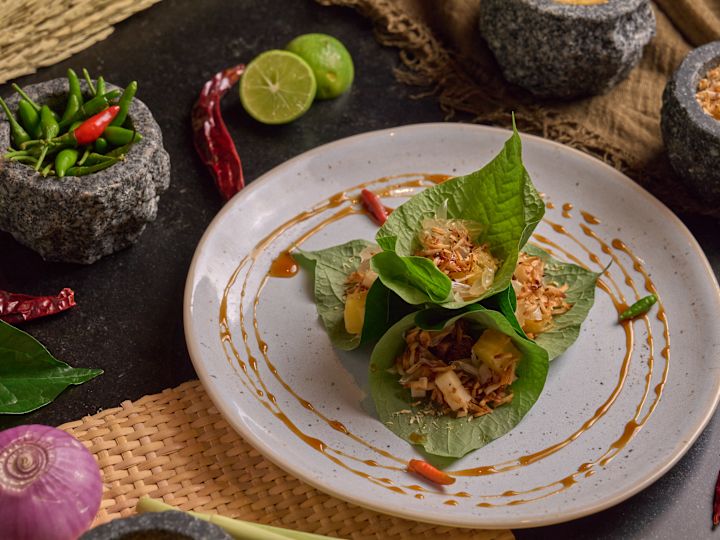 Закрыть вид на тарелку с салатом в ресторане на стойке регистрации