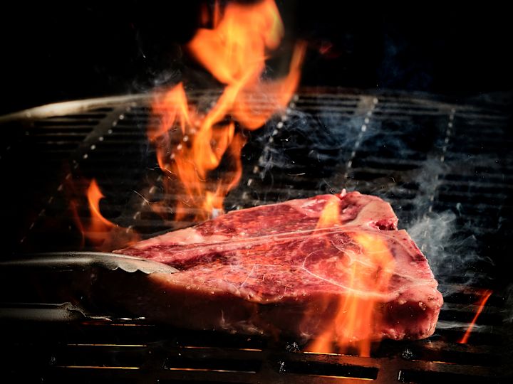 Bull and Bear_Acțiune de friptură dinPorterhouse