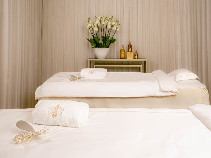 Salle de massage avec deux lits au spa