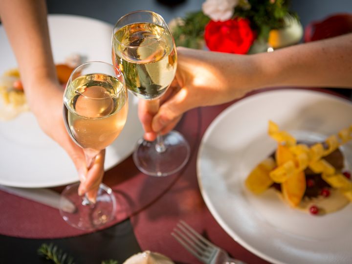 兩杯在餐桌上烤製