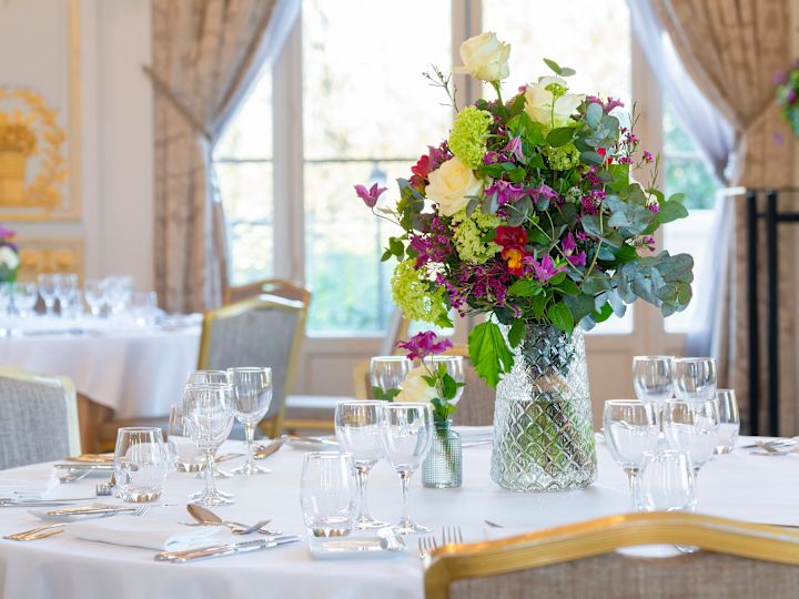 Vase de fleurs sur une table pour un dîner dans une salle de réunion