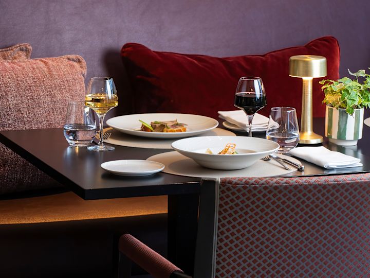 在餐廳享用晚餐的餐桌套餐