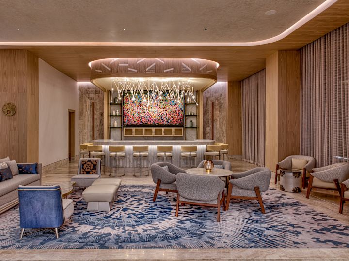 Bar "Peacock Alley" und Sitzbereich in der Lounge