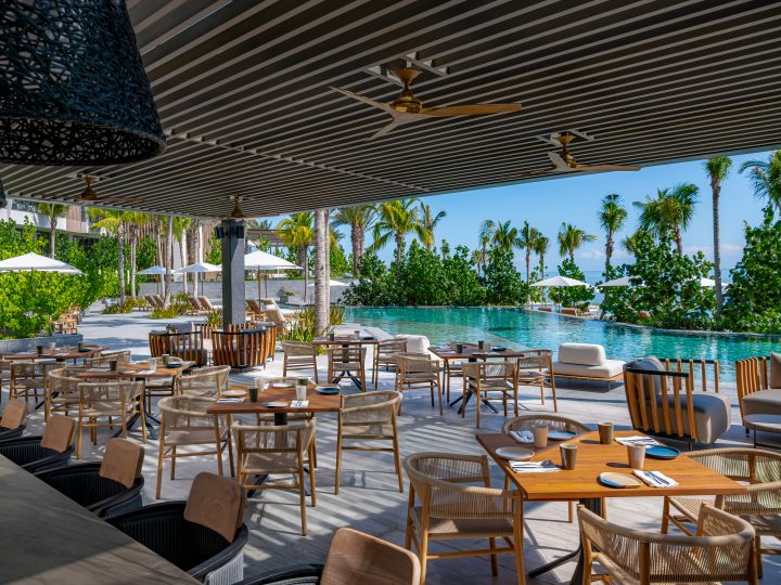 Restaurant mit Sitzgelegenheiten im Freien am Swimmingpool