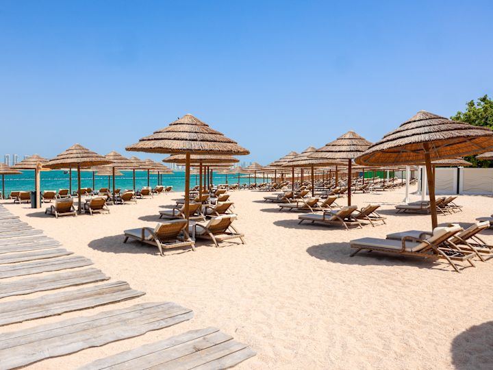 ドーハビーチ、ラウンジチェア、パラソル