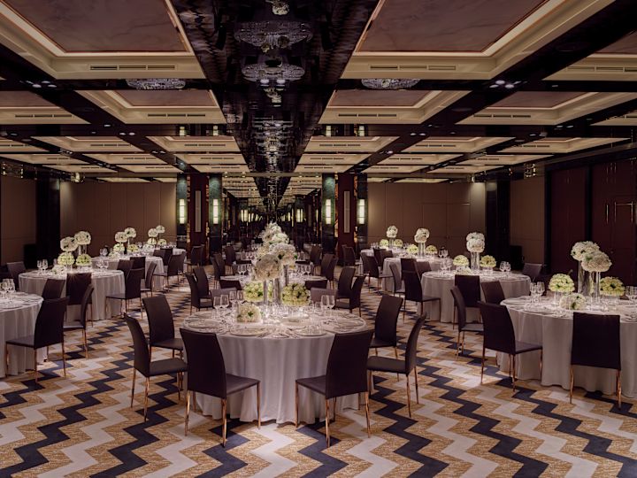 New York Meeting Room with tables and chairs