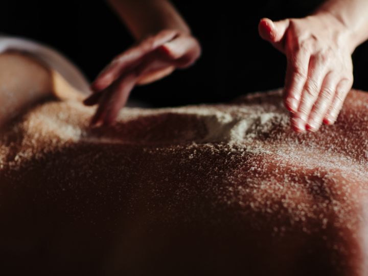 tangan melayang di atas punggung