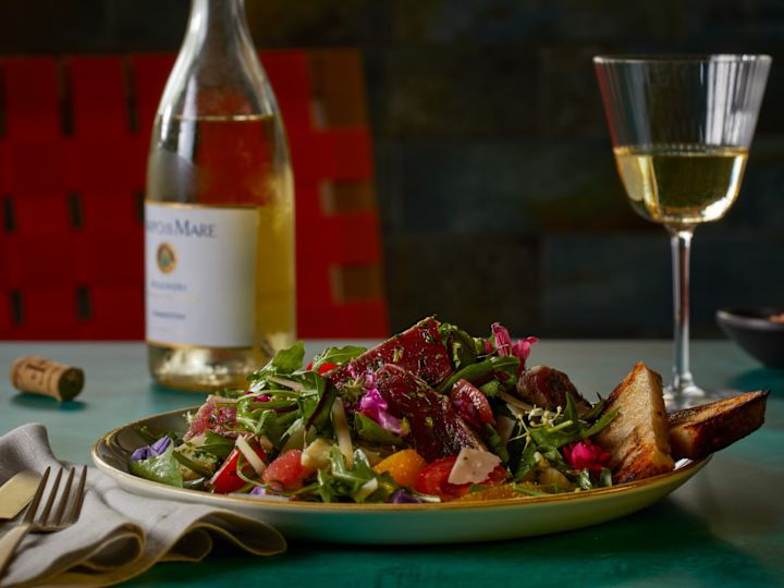 Olivine, ensalada Ahi, botella de vino, copa de vino