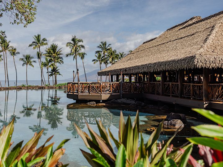 área de comedor con mesas y sillas