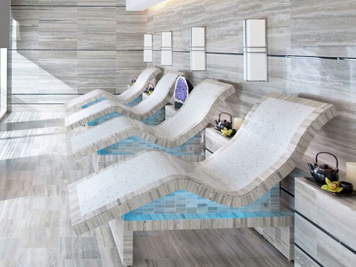 Quatre chaises longues chauffées au spa