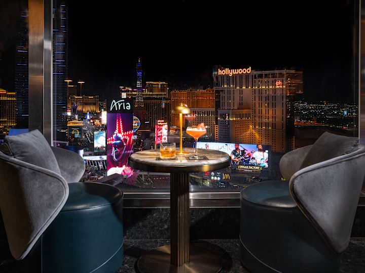 Table aménagée pour un repas au restaurant Hard Shake avec vue sur la ville la nuit