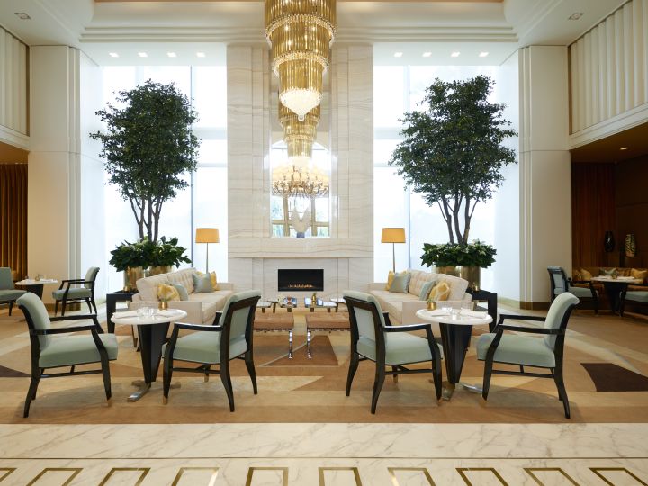 Duduk di Lobby Lounge