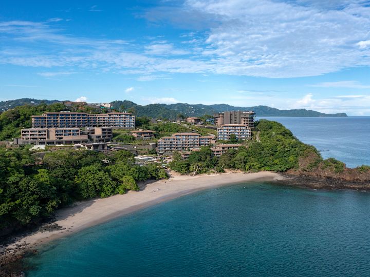 Imagine aeriană pe plajă și insulă