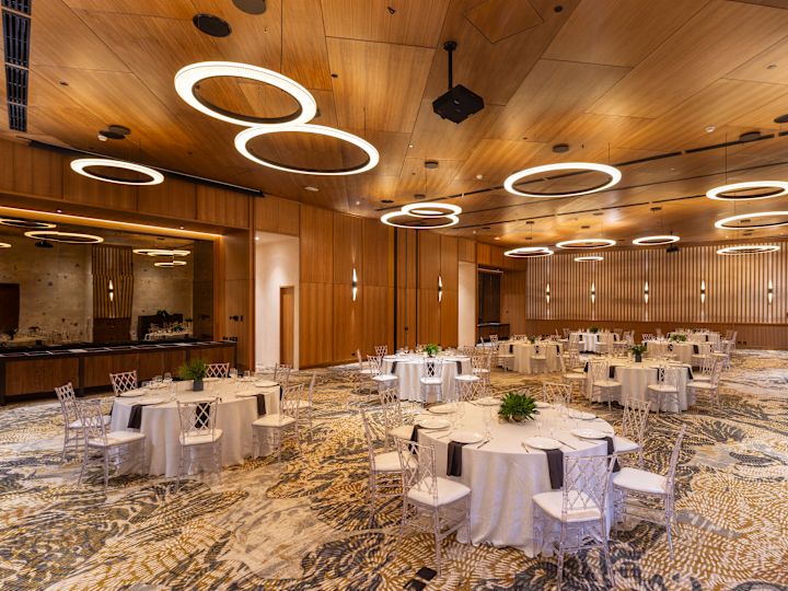 Bestuhlung für Veranstaltungsräume mit runden Deckenlichtern