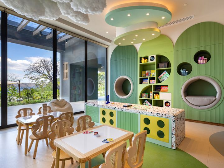 設有遊戲及桌椅的兒童俱樂部