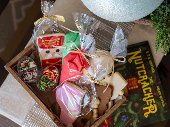 Le livre de craqueaux, les biscuits et autres articles de Noël sur un plateau