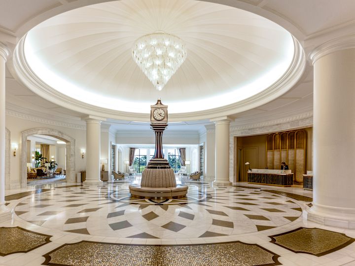 Amplia área del lobby bien iluminada con reloj en el centro