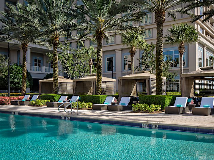 Cabanas y sillas de jardín junto al área de la piscina