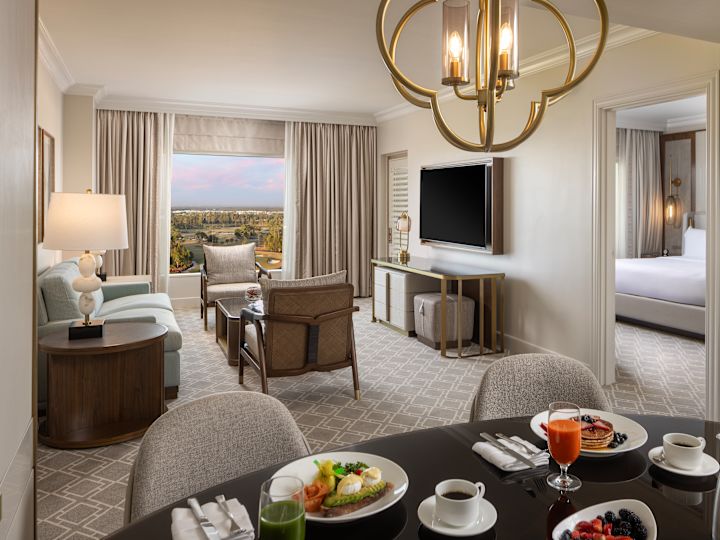 lounge suite tamu dan area bersantap, pemandangan jendela, Layanan Kamar tidak termasuk dalam kamar