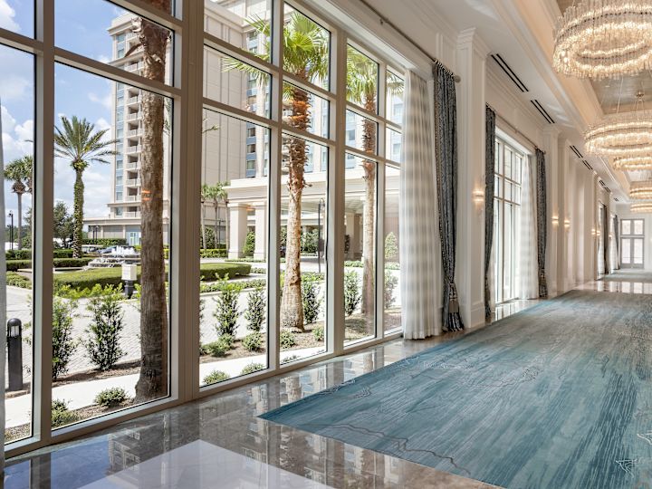 ruang praacara pertemuan, pemandangan jendela eksterior, dan pohon palem