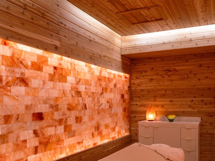 spa, treatment room with himalayan salt wall